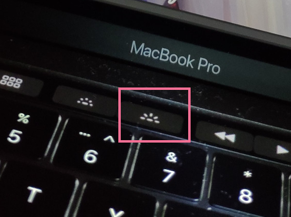 苹果笔记本键盘灯光如何打开。