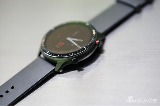 Amazfit GTR 2侧面的双表冠设计